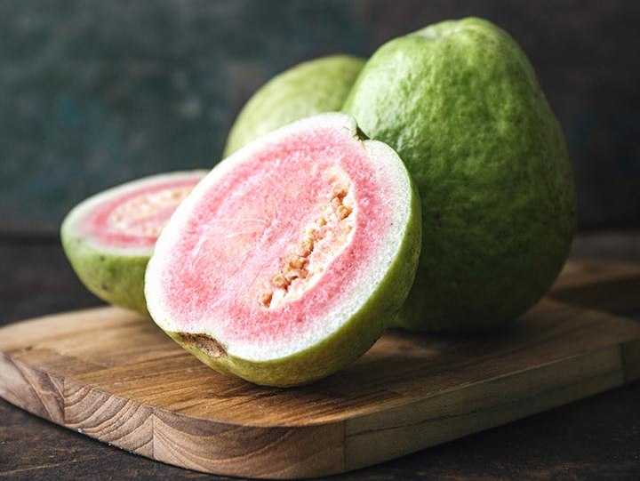Гуава, что за фрукт, как едят, полезные свойства
