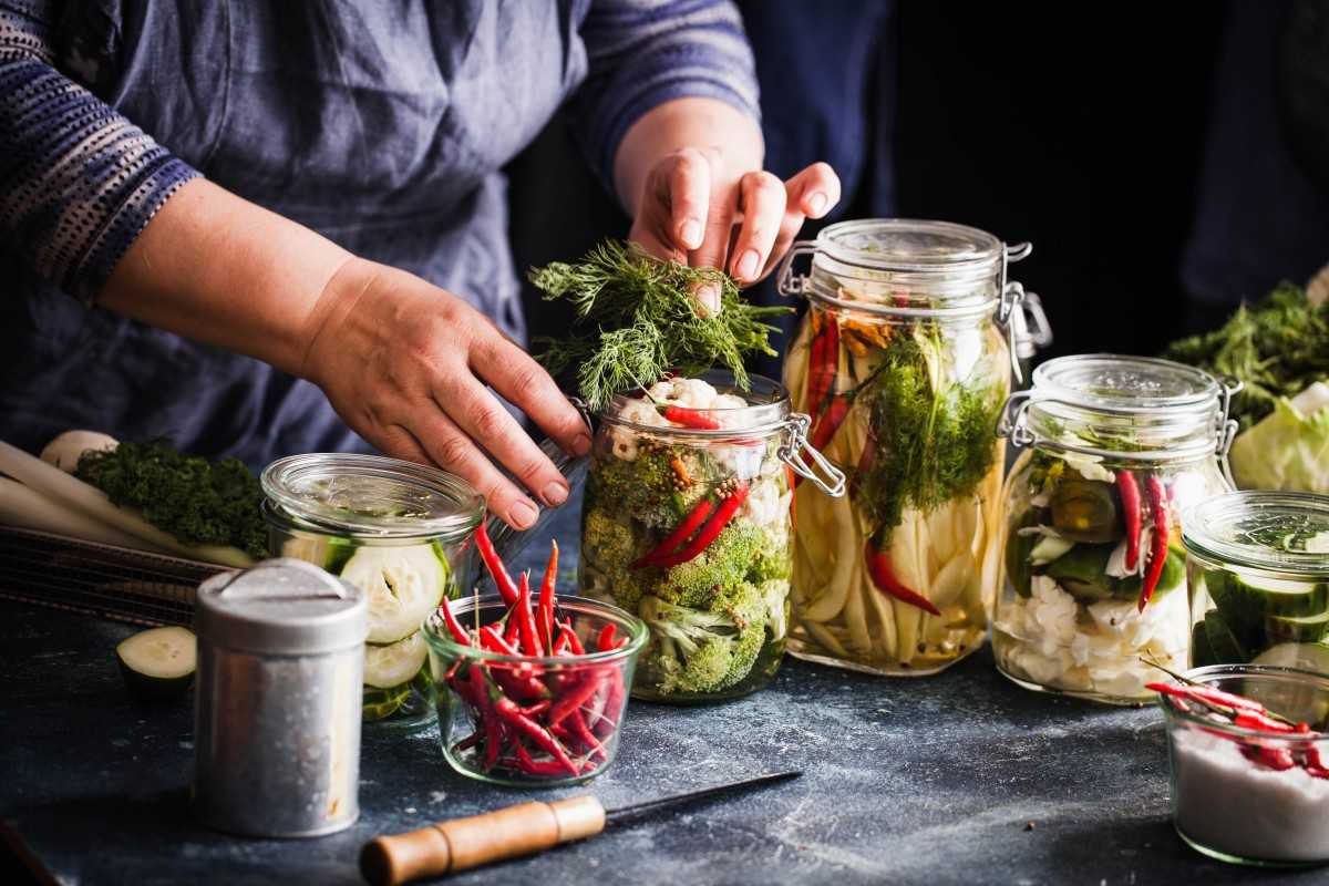 Засолка огурцов с капустой на зиму. рецепты квашенных овощей. как подготовить бочки для квашения овощей